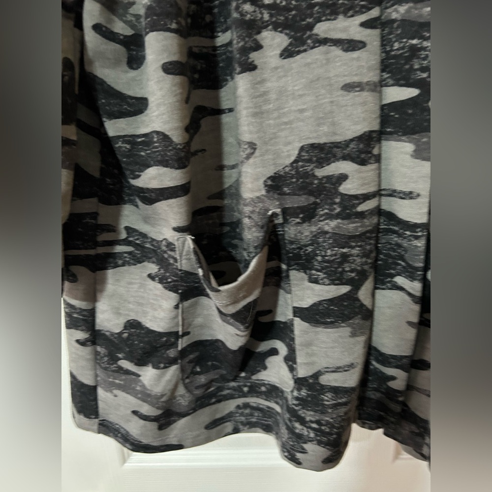 LuLaRoe Gray & Black Camouflage Open-Front 2x Mackenzie Cardigan - Picture 3 of 7